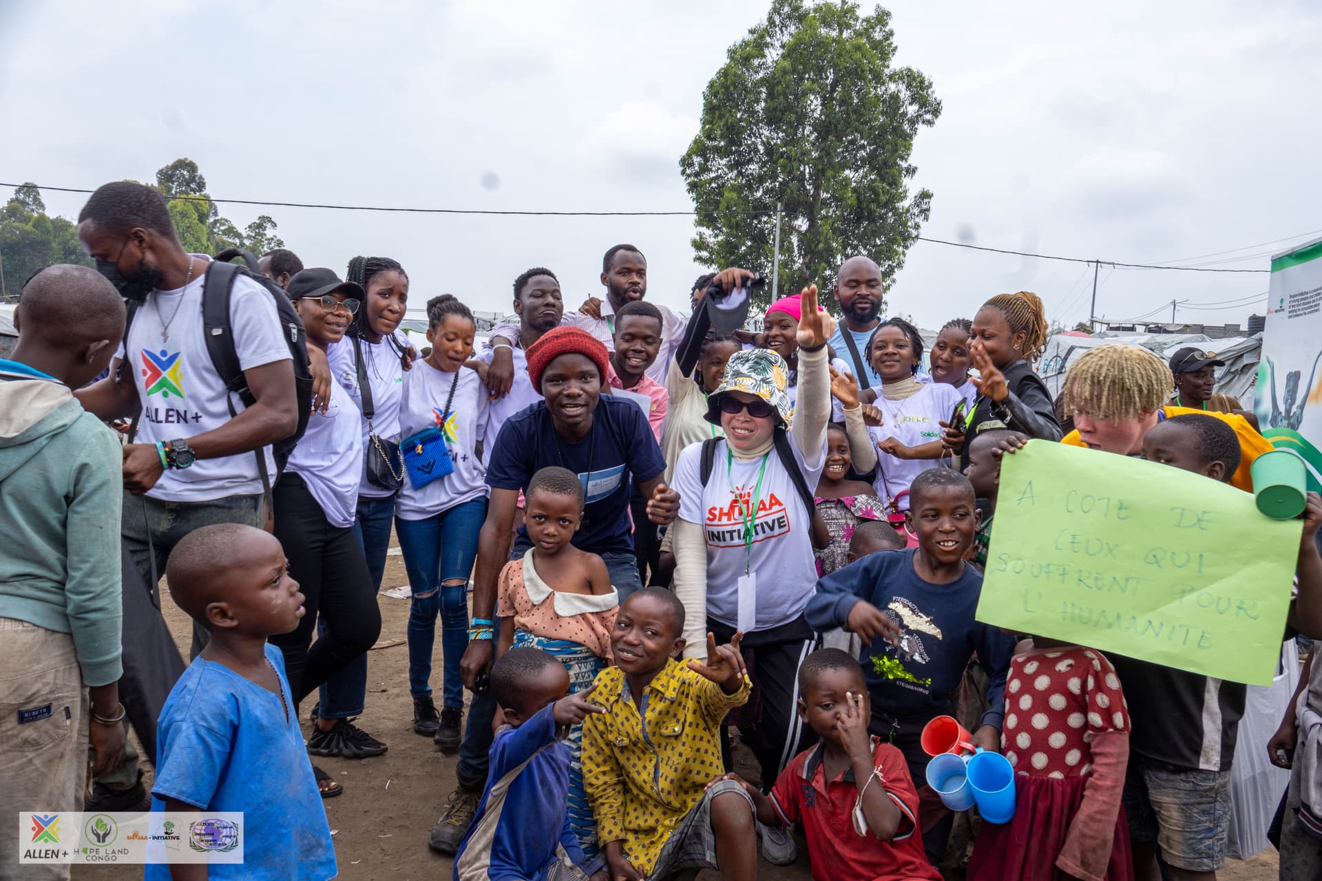 Enfants dans les camps de déplacés recevant du soutien et des soins