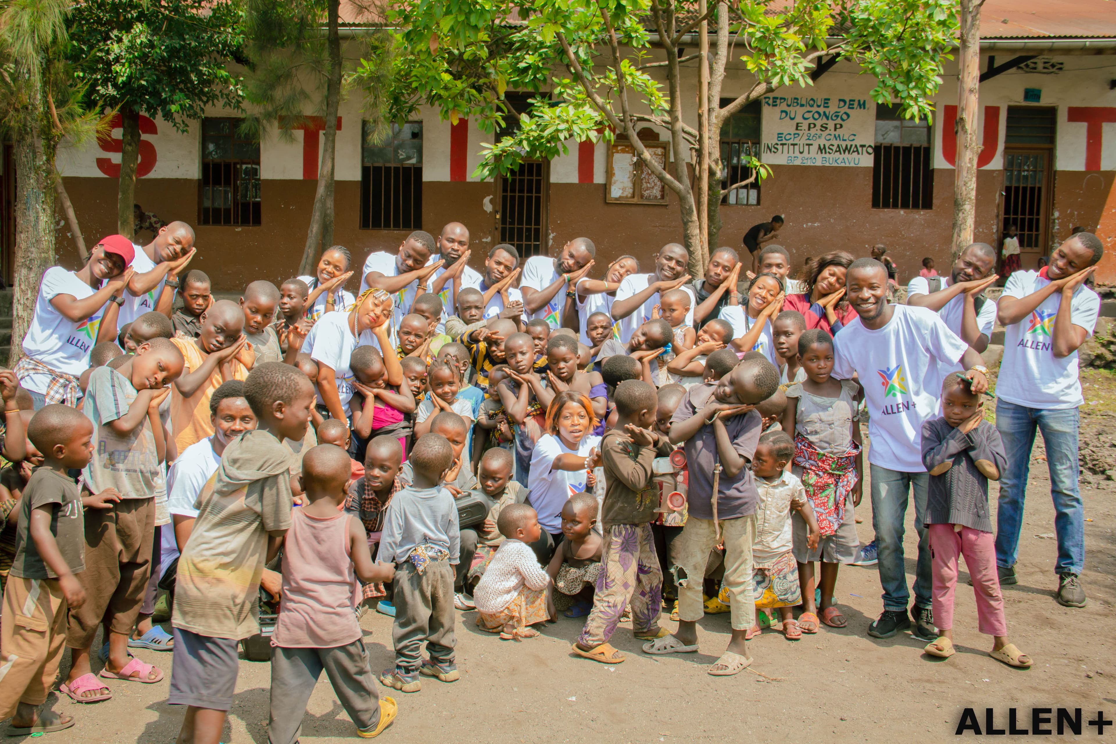 Enfants et familles bénéficiant des programmes ALLEN+ dans un cadre naturel